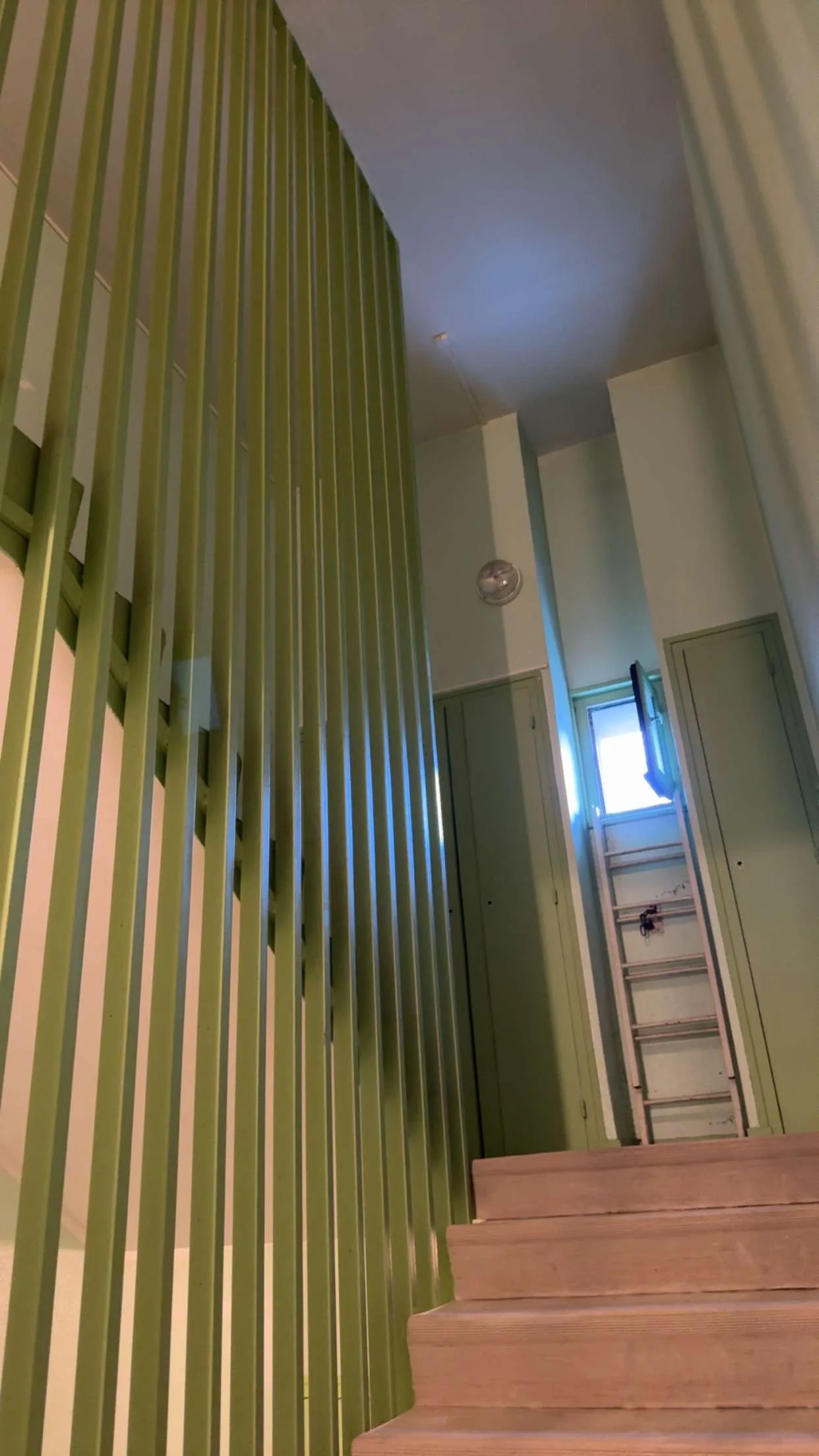 Avant - Cage d'escalier à Pont-Salomon