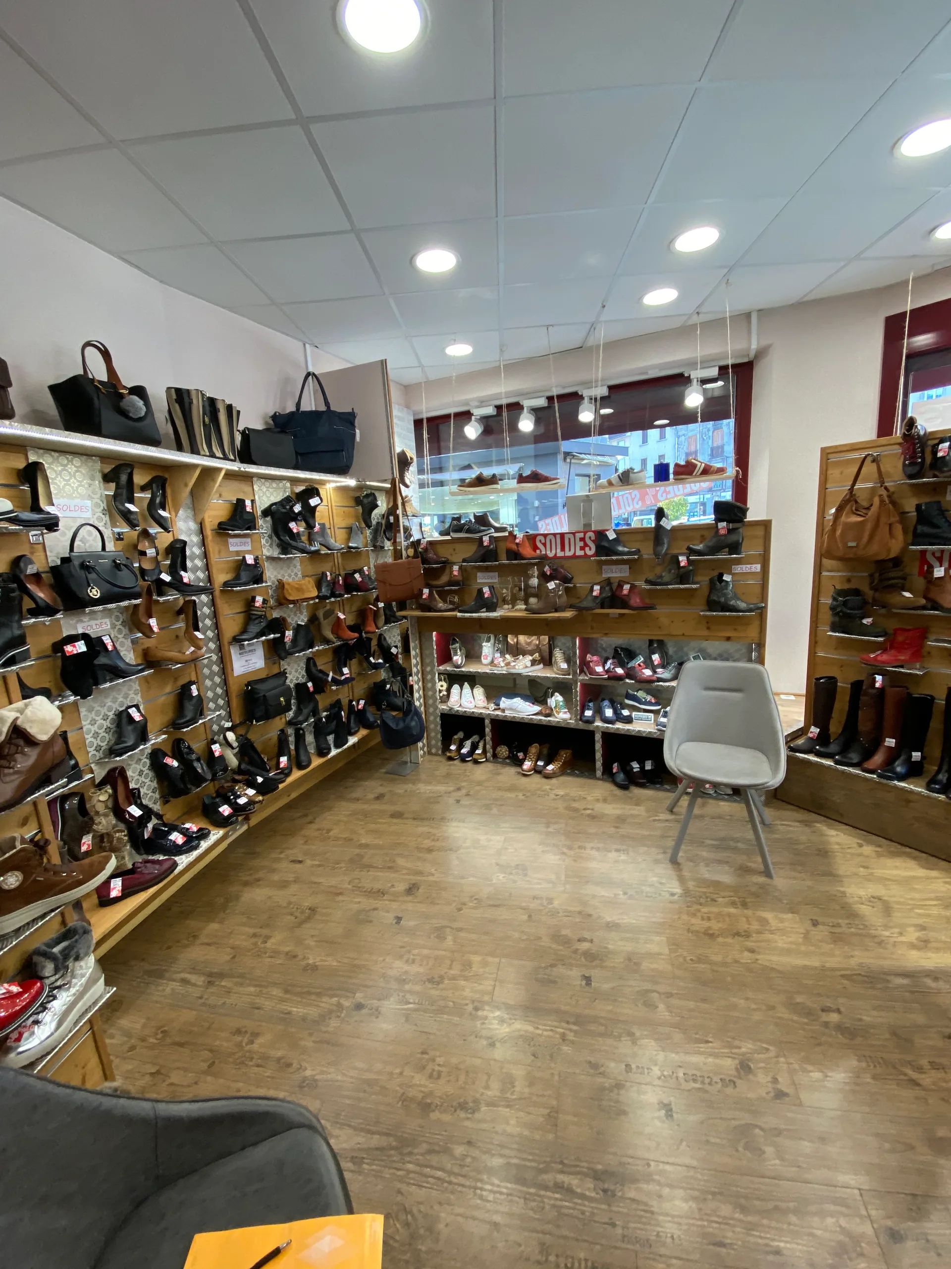 Avant - Magasin de chaussures à Yssingeaux